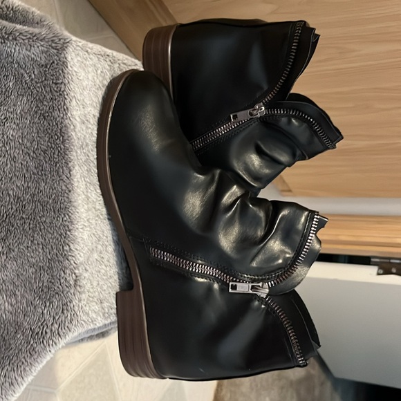 NWOT women’s ankle boot. - Picture 3 of 3